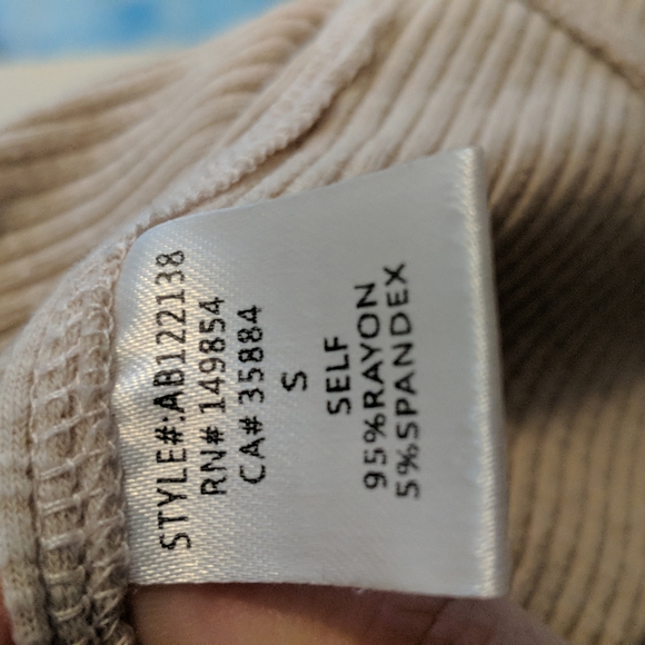 Sadie & Sage Cream V Neck - Picture 3 of 4